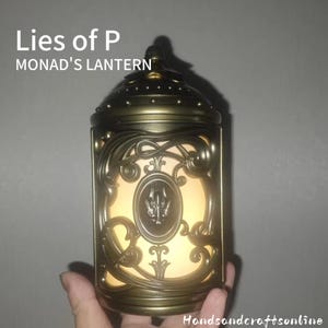 Può includere: Una lanterna antica color ottone con il testo "Lies of P" e "Monad's Lantern". La lanterna presenta un design ornato con un emblema centrale e una luce calda e brillante. Un oggetto decorativo.