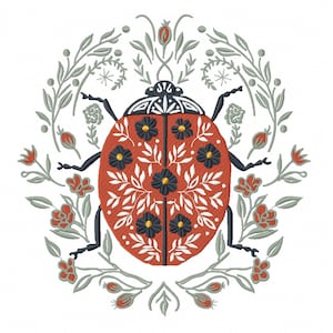 Puede incluir: Ilustración detallada de una mariquita con cuerpo naranja, patas negras y detalles florales negros y amarillos. La mariquita está rodeada por una corona de hojas grises, flores rojas y detalles florales blancos, sobre un fondo blanco.