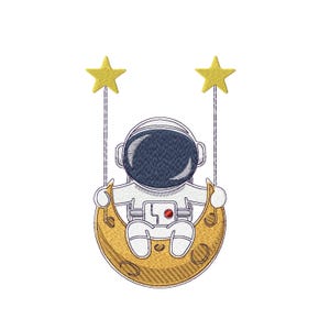 Puede incluir: Un astronauta con un traje espacial blanco se sienta en un columpio en forma de media luna, sujetando estrellas amarillas en la parte superior del columpio.