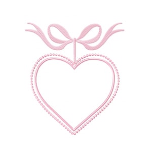 Puede incluir: Un diseño de bordado a máquina en color rosa claro que presenta una forma de corazón delineada con un borde de cuentas. El corazón está suspendido de un lazo decorativo en la parte superior mediante una línea vertical. Hilo de color rosa.