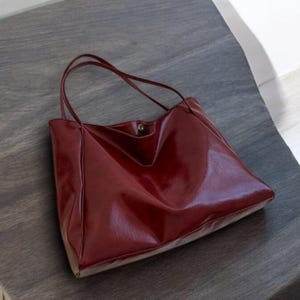 Très grand sac fourre-tout en cuir, sac de shopping et de voyage pour femme, fourre-tout en cuir à bandoulière, sac à main spacieux, fourre-tout en cuir durable pour le travail.