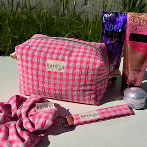 Jolie trousse à maquillage, trousse à cosmétiques faite main, organiseur d'articles de toilette, pochette de voyage Vichy, cadeau pour elle, trousse de toilette vichy torsadée, rose fluo