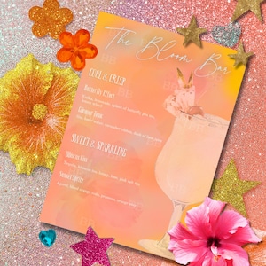 Peut inclure: Un menu de cocktails intitulé "The Bloom Bar" avec des descriptions de boissons. Le menu est sur un fond rose et orange avec des paillettes et des fleurs et étoiles décoratives. Un verre à cocktail est présenté sur le menu.