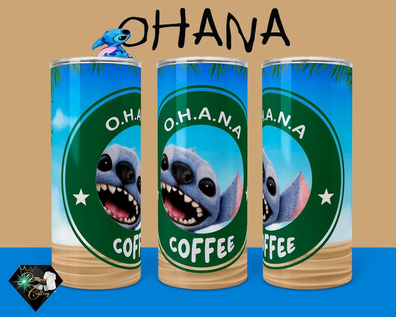 以下が含まれることがあります： 青い空とヤシの木の模様が施された3つの円筒形のタンブラー。各タンブラーには、Lilo & Stitchのキャラクターであるスティッチの漫画の画像が、"COFFEE"という文字が入った緑色の円の中に描かれています。上には「OHANA」という文字が書かれています。