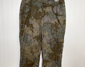 Vintage Y2K/2000s [DKNY Active] Cotton Green Camo Cargo Capri Pants Women's 8