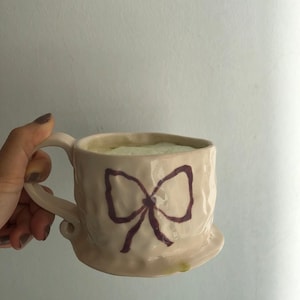 Caneca de cerâmica artesanal com laço: Caneca de café Coquette, presente de Dia dos Namorados, caneca aconchegante de outono.