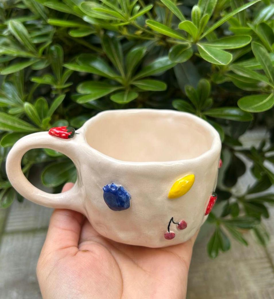 カラフルなフルーツデザインの手作り陶器マグカップ、ユニークな陶器