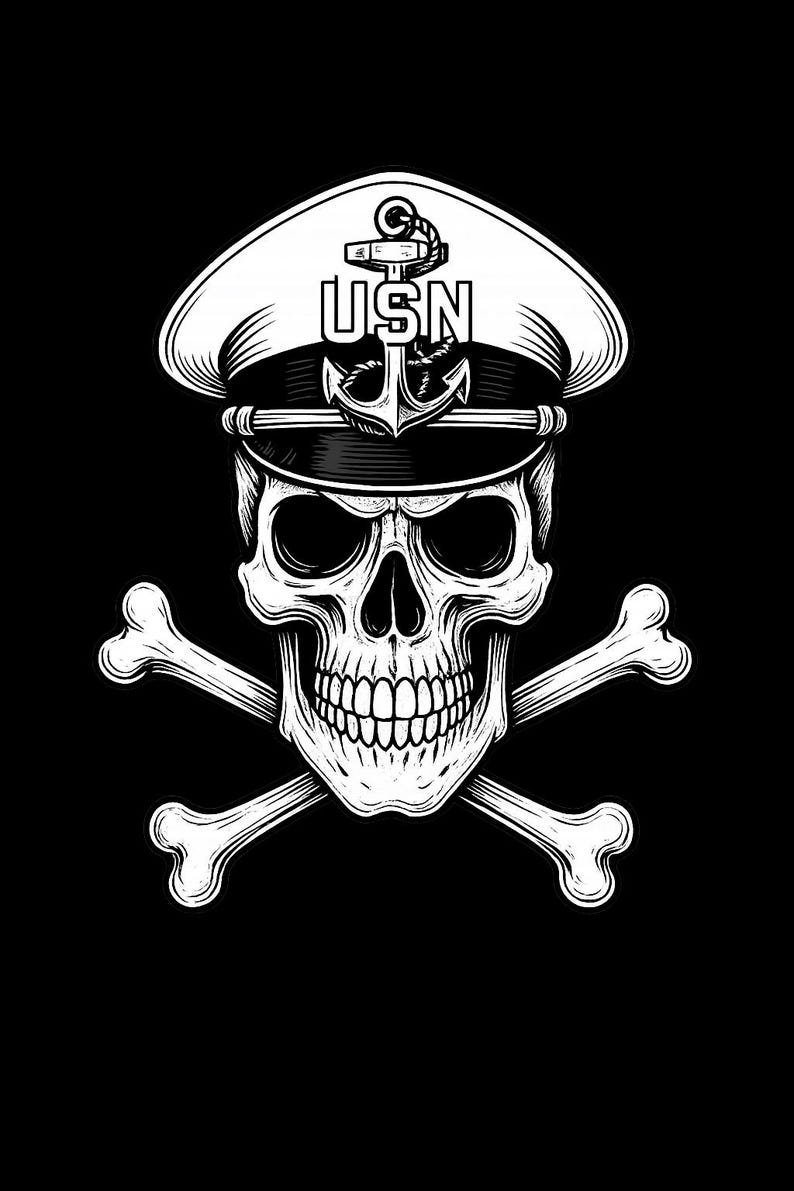 Puede incluir: Ilustraci&oacute;n en blanco y negro de una calavera con un sombrero de la USN con un emblema de ancla y huesos cruzados. La calavera tiene detalles, incluyendo dientes y cuencas de los ojos. El sombrero de la USN es blanco con ribetes negros.