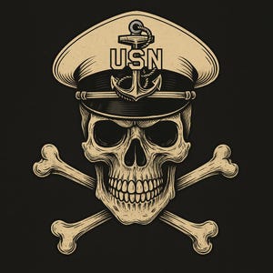 Puede incluir: Ilustración detallada de una calavera con un sombrero de la Marina de los EE. UU., con las letras "USN" y un emblema de ancla. Dos huesos cruzados debajo. El diseño es en tonos beige y negro, con líneas finas.