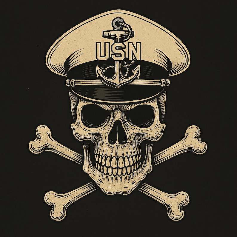 Puede incluir: Ilustraci&oacute;n detallada de una calavera con un sombrero de la Marina de los EE. UU., con las letras "USN" y un emblema de ancla. Dos huesos cruzados debajo. El dise&ntilde;o es en tonos beige y negro, con l&iacute;neas finas.