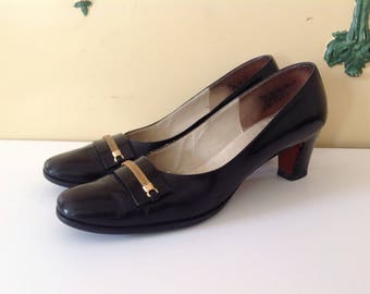Vintage 60's Black Leather Pumps Chunky Heels Shoes Gold Chain Trim Size 9 AA
