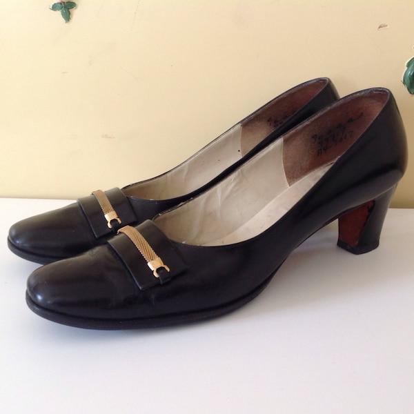 Vintage 60's Black Leather Pumps Chunky Heels Shoes Gold Chain Trim Size 9 AA