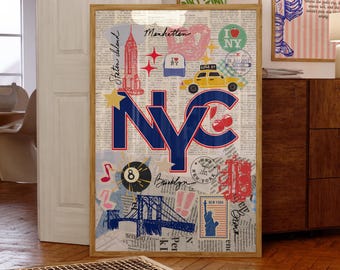 Op de afbeelding: Een ingelijste NYC-kunstprint met een collage-ontwerp. De print toont de letters "NYC" in blauw, omringd door illustraties van New Yorkse bezienswaardigheden, een gele taxi en de tekst "I NY". De achtergrond is een krantenprint.