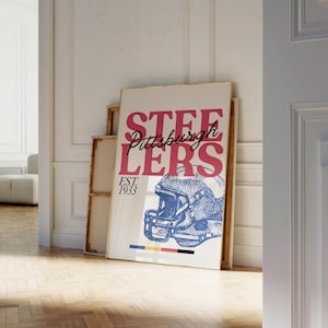 Peut inclure: Une affiche murale rectangulaire présentant le texte rouge STEELERS avec le texte noir en écriture cursive Pittsburgh superposé. En dessous, un croquis bleu de casque de football américain surmonte le texte EST. 1933 et une barre horizontale jaune, bleue et rouge.