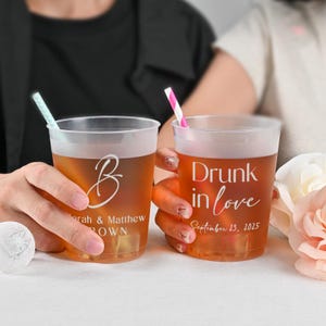Bicchieri di plastica personalizzati da 12/16 once per matrimonio, bicchieri di plastica personalizzati, bomboniere per matrimonio, ubriachi d'amore, bicchieri di plastica personalizzati