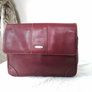 Sacoche en cuir GUY LAROCHE. Bordeaux sang de boeuf.