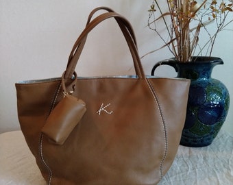 KITAMURA camel Farbe kleine Lederhandtasche. Baumwollfutter.