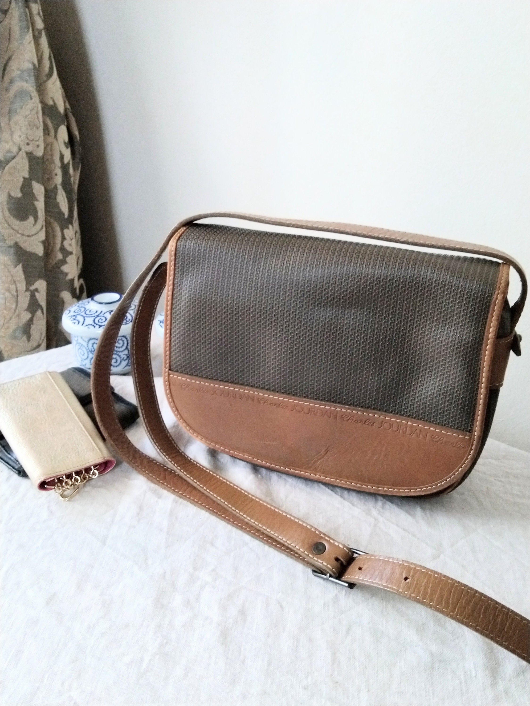 CHARLES JOURDAN Actif. Tan and Olive Vinyl and Leather CHARLES JOURDAN Actif. Tan and Olive Vinyl and Leather
