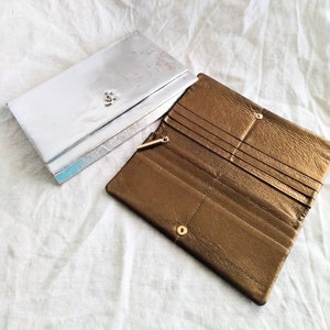 CHARLES JOURDAN Bolso de noche de piel plateada y cartera larga de bronce. Condición justa. Antiguo.