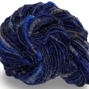 Super Bulky Handspun Yarn Blackened Blue 50 yardas negro gris corespun arte hilo brillo estrella de fuego merino lana tejido crochet imagen 3