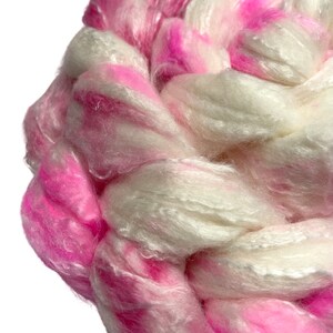 Pretty in Pink 5.5 oz Hand Dyed Roving Panda top superwash merino wool bamboo viscose nylon spinning fiber felting weaving nuno wool top afbeelding 2