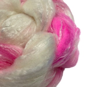 Pretty in Pink 5.5 oz Hand Dyed Roving Panda top superwash merino wool bamboo viscose nylon spinning fiber felting weaving nuno wool top afbeelding 3