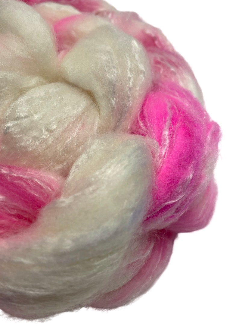 Pretty in Pink 5.5 oz Hand Dyed Roving Panda top superwash merino wool bamboo viscose nylon spinning fiber felting weaving nuno wool top afbeelding 3