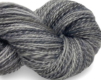 Fil filé à la main nuances de gris 352 yards fil fractal gris blanc argenté 2 plis, laine BFL DK wt tricot tissage au crochet