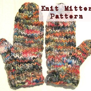 Könnte beinhalten: Ein Paar bunte Strickhandschuhe aus einem mehrfarbigen Garn. Die Handschuhe sind in einer strukturierten Masche gestrickt und haben ein Daumenloch. Das Bild enthält den Text "Knit Mitten Pattern".