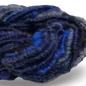 Super Bulky Handspun Yarn Blackened Blue 50 yardas negro gris corespun arte hilo brillo estrella de fuego merino lana tejido crochet imagen 8