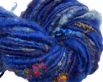 Laine filée à la main super volumineuse Sari Not Sari Blue, 60 mètres de fil d'art filé à la main, laine mohair, mèches de fils de soie sari tissage de soie à tricoter au crochet