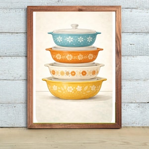 Może przedstawiać: Oprawiony wydruk przedstawiający stos czterech naczyń do zapiekania w stylu vintage. Naczynia są w odcieniach niebieskiego, pomarańczowego, białego i żółtego, każde ozdobione kwiatowymi wzorami. Wydruk jest umieszczony na neutralnym tle i oprawiony w brązową drewnianą ramę.