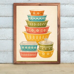 Può includere: Una stampa artistica incorniciata che mostra una pila verticale di cinque ciotole colorate in arancione, blu, verde, rosso e giallo, accompagnate da due contenitori rettangolari e due ciotole più piccole, decorate con vari motivi floreali e vegetali.