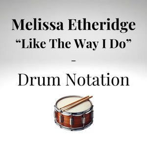 以下が含まれることがあります： 画像には「Melissa Etheridge 'Like The Way I Do' - Drum Notation」というテキストが表示されています。テキストの下には、木製のドラムスティックが付いたスネアドラムがあります。ドラムは茶色の木製フレームと白いドラムヘッドを備えています。