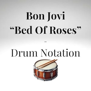 Op de afbeelding: Een drumstel met drumsticks, met de tekst "Bon Jovi "Bed Of Roses" - Drum Notation" erboven.