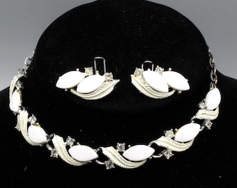 Witte thermohardende, emaille ketting set vintage sieraden uit de jaren 1950.