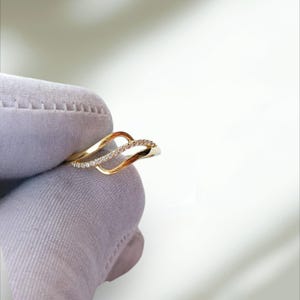 Anello a onda in oro 14 carati con cristalli, anello minimalista aperto e di grande impatto.