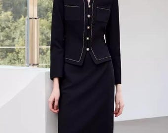Completo gonna e tailleur nero: set due pezzi su misura, blazer da donna con scollo a V, taglie dalla petite alla plus size, completo formale con gonna a tubino e giacca.