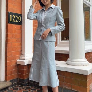 Op maat gemaakte aangepaste lichtblauwe suède damesjas en getailleerd lijfje volledig uitlopende rok pak set plus size petite-herfst winter bruiloft gast pak