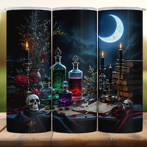 Könnte beinhalten: Ein Tumbler mit einer dunklen, detaillierten gotischen Szene. Er zeigt Kerzen, Rosen, Zaubertränke, einen Totenkopf und einen Halbmond. Die Gesamtästhetik ist geheimnisvoll und farbenreich. Der Tumbler ist für kalte Getränke konzipiert.