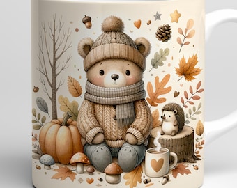 Pode incluir: Caneca de cerâmica branca com um design outonal. Apresenta um urso de pelúcia com chapéu, cachecol e suéter, rodeado por uma abóbora, folhas e cogumelos. Um ouriço está sentado em um tronco de árvore ao lado de uma caneca de café com um coração.