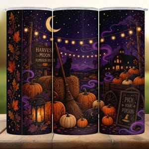 Pode incluir: Um copo cilíndrico com um design temático de Halloween, apresentando um céu noturno roxo escuro, uma lua crescente, luzes de corda, abóboras, um gato preto num fardo de feno, uma vassoura e placas com "HARVEST MOON PUMPKIN PATCH" e "PICK YOUR POISON."