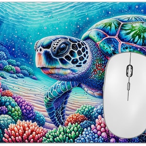 Op de afbeelding: Een levendige muismat met een kleurrijke zeeschildpad die boven een koraalrif zwemt. De schildpad heeft een gedetailleerd schild met tinten blauw, groen en paars. Het rif bestaat uit verschillende koralen in rode, groene en paarse tinten. Een witte muis ligt op de mat.