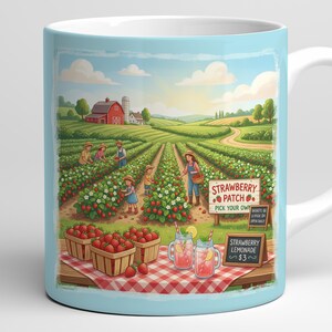 Puede incluir: Taza de cerámica azul claro con una colorida ilustración de un campo de fresas. La imagen muestra a personas recogiendo fresas, cestas de bayas y limonada de fresa. La taza tiene un asa blanca.