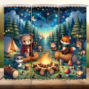 Puede incluir: Un vaso con una escena de campamento caprichosa. El diseño presenta animales de dibujos animados, como un oso, un zorro y un ciervo, alrededor de una fogata bajo un cielo estrellado. El vaso es cilíndrico y tiene una tapa blanca.