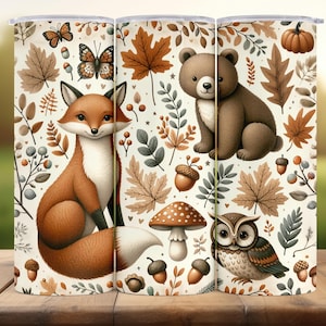 Puede incluir: Tres vasos aislados con un diseño temático de otoño. El diseño presenta un zorro, un oso y un búho, junto con hojas, bellotas y setas. El fondo es de color crema.