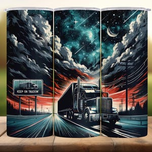 Puede incluir: Tres vasos de acero inoxidable con una ilustración de un camión en una carretera bajo un cielo estrellado. El diseño incluye el texto "KEEP ON TRUCKIN'" en una señal de tráfico.
