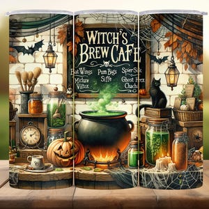 Könnte beinhalten: Ein Becher mit einer Illustration eines Hexenbrau-Cafés. Das Design umfasst einen Kessel, einen Kürbis, eine schwarze Katze und eine Tafel mit dem Text "Witch's Brew Cafe". Der Hintergrund ist eine Backsteinmauer.