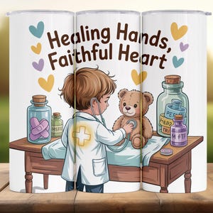 Könnte beinhalten: Ein weißer Becher mit einer Cartoon-Illustration eines Kinderarztes, der einen Teddybären mit einem Stethoskop untersucht. Das Design enthält den Text "Healing Hands, Faithful Heart" und dekorative Herzen und Medikamentenflaschen.