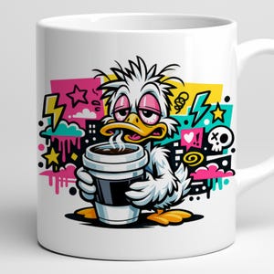 Puede incluir: Taza de cerámica blanca con un diseño de pato de dibujos animados con aspecto cansado, sosteniendo una taza de café. El diseño incluye elementos de estilo graffiti como rayos, estrellas y una calavera, sobre un fondo colorido. La taza tiene un asa blanca.